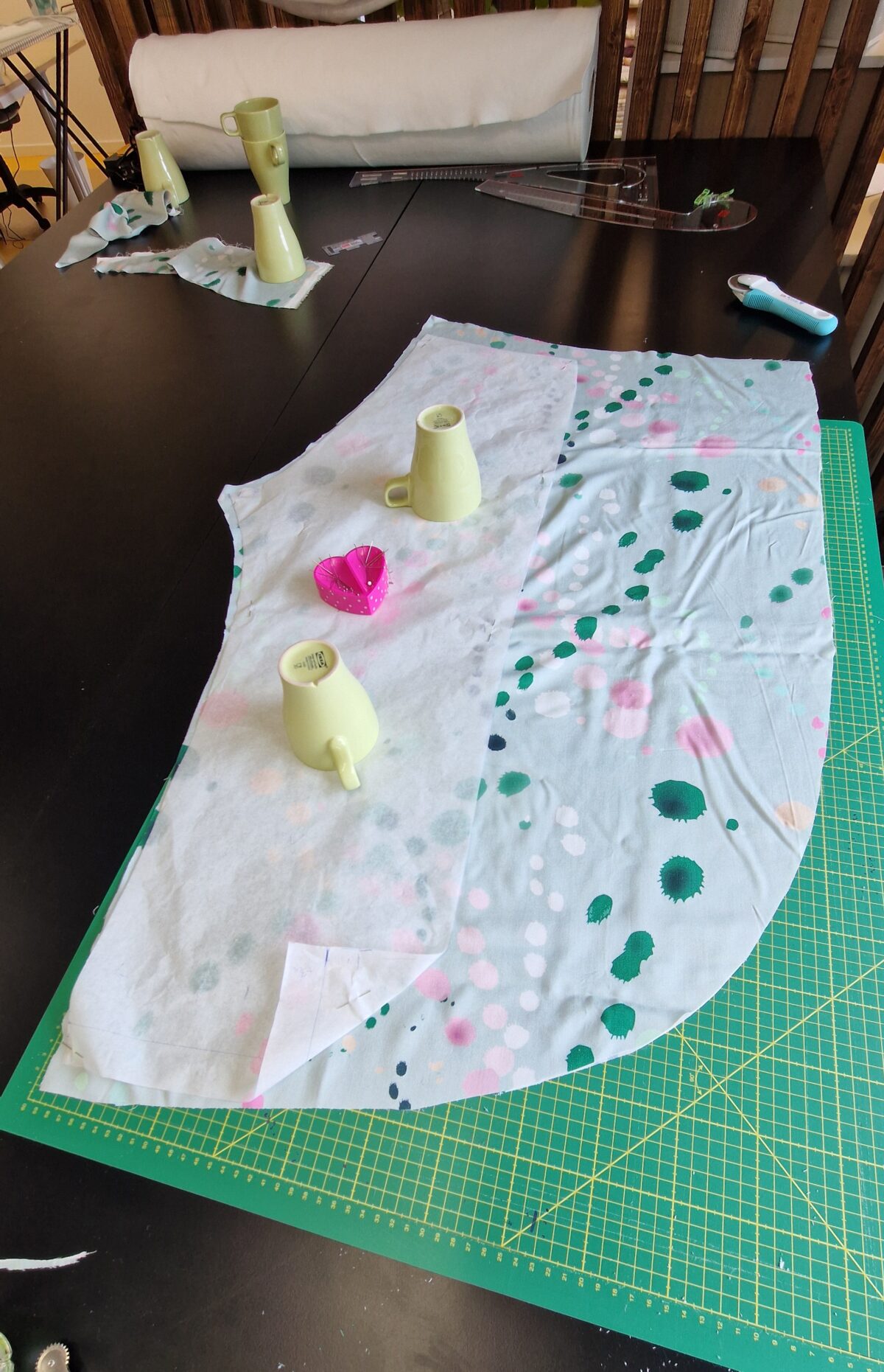 Nu er grundmønstret lavet og jeg kan gå i gang med Slå-om-bukserne. Syvejledningen kan købes på knapoglap.dk