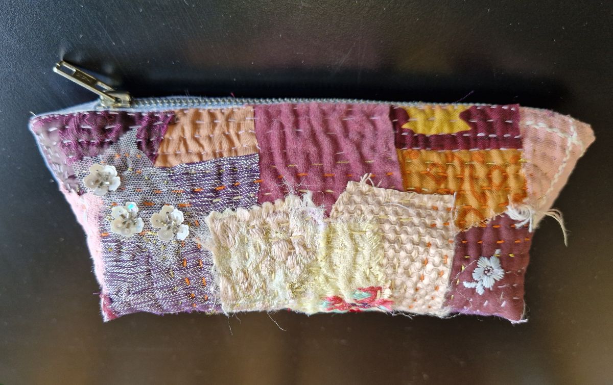 Nogle gange broderer eller quilter jeg for processen. Men det er nu dejligt at have et produkt for øje også.  Her et produkt startet i en Workshop om Kawandi