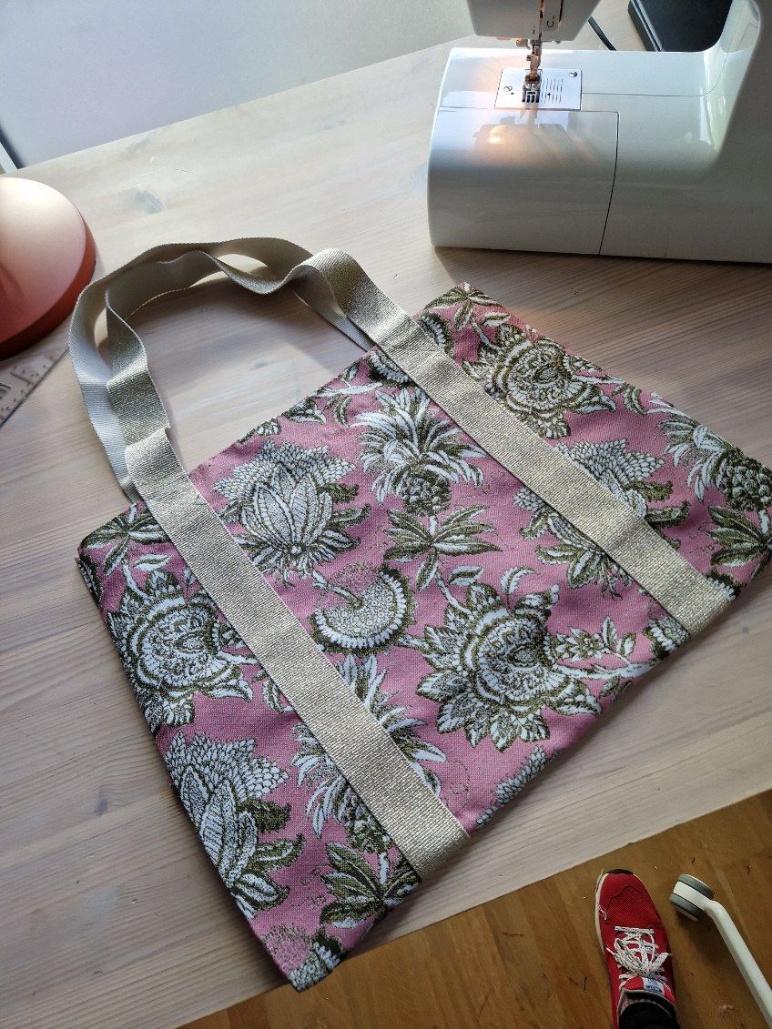 En genial shopper med inspiration fra Selfmade. Den kan laves i mange stoffer, men vælger man et kraftigt stof, er bæreevnen høj. Kom forbi og lav en shopper sammen med din familie, venner eller kolleger. Læs mere om private arrangementer på siden