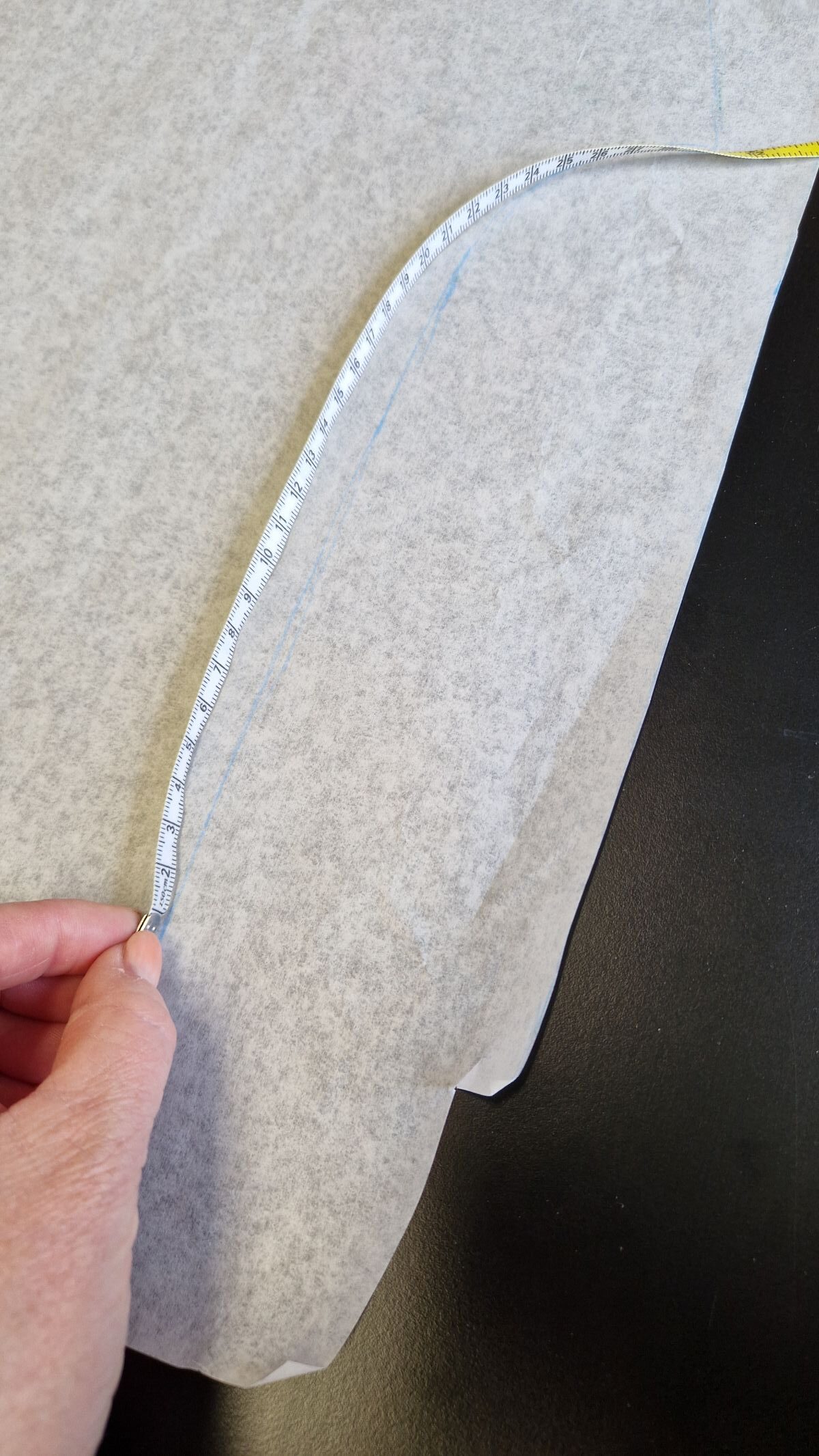 Det er nemmest at måle buede linier hvis du "stiller" målebåndet op