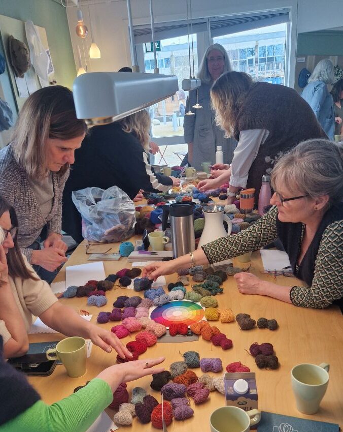 Farveleg med lækkert garn og kreative mennesker. Vi tester kombinationer for at kunne udnytte alle de skønne garnrester vi har, til strik og broderi.