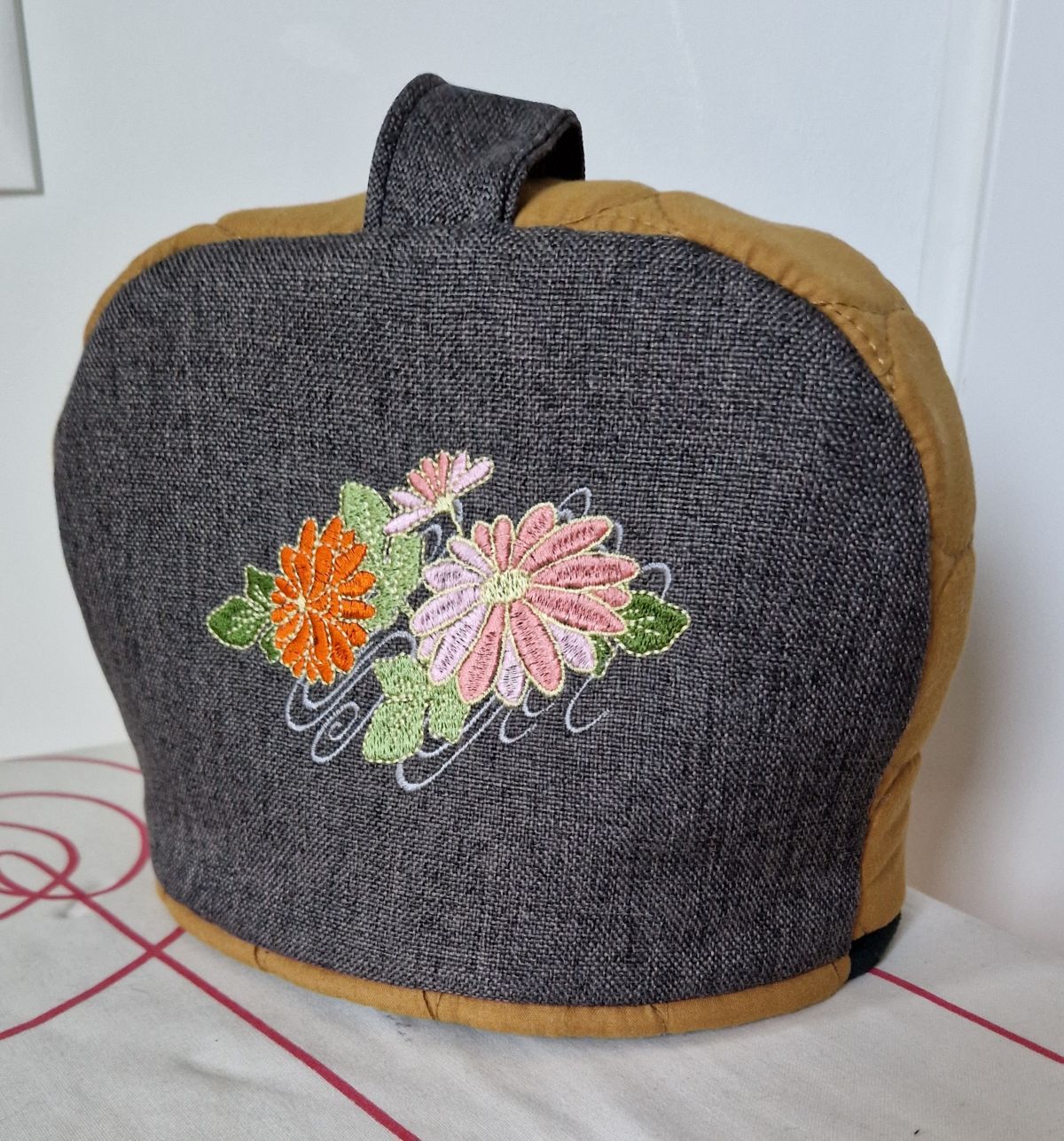 En lille Thehætte. Kan købes som mønster her på siden. 