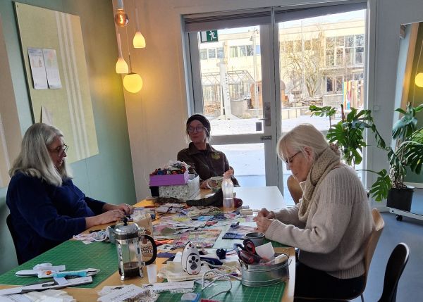 I Stuen afholder vi events, workshops og foredrag og vi hygger og forbereder syprojekter