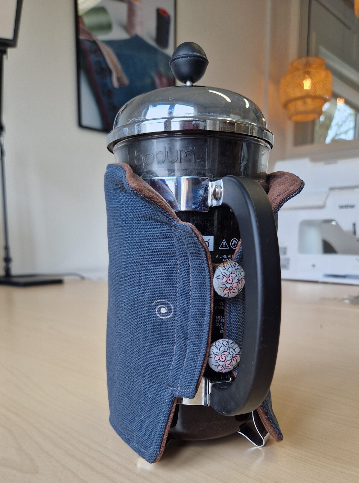 En "Frakke" til din stempelkande. Kan købes som mønster her på siden